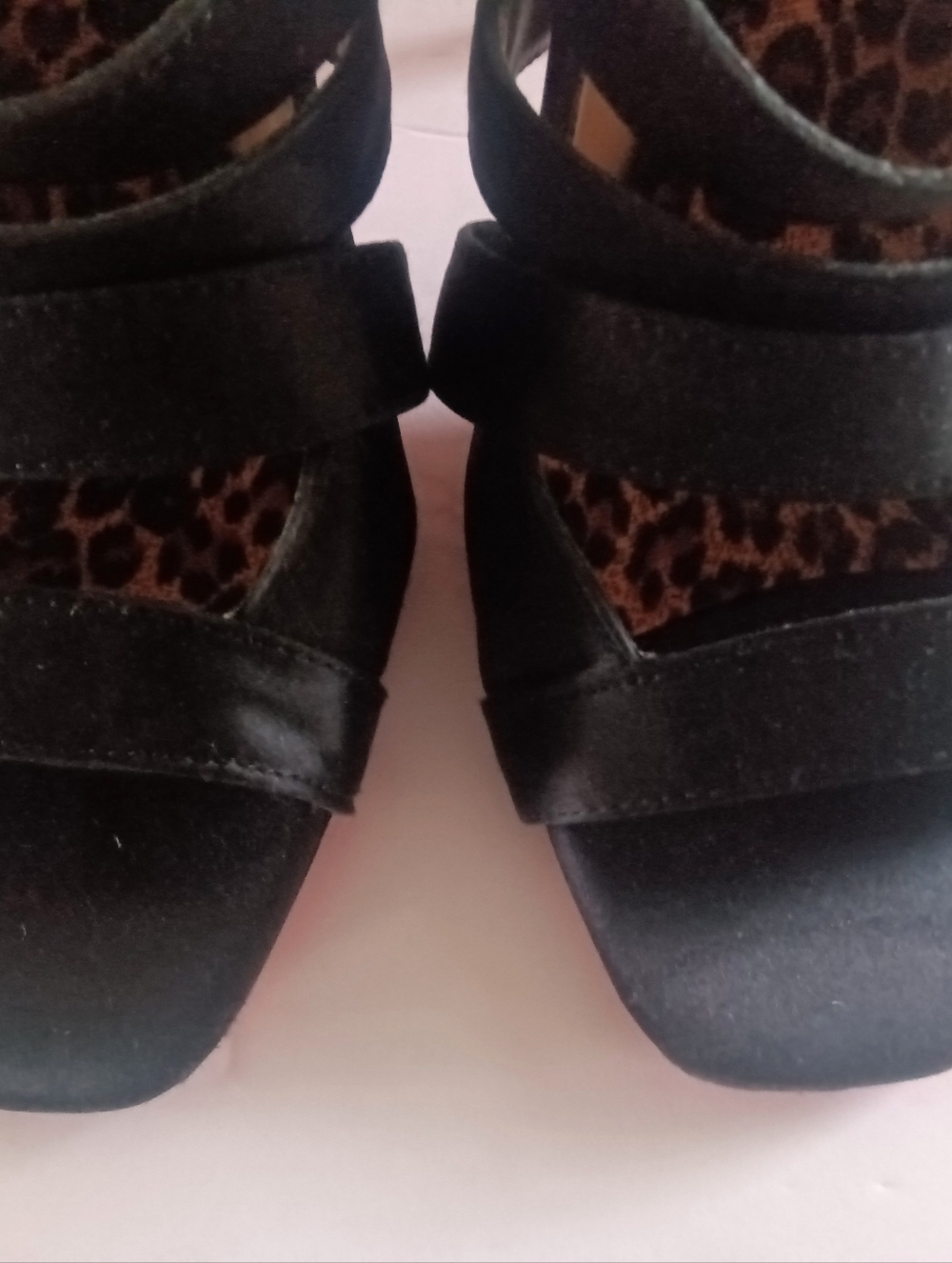 Betsey Johnson  Black Satin Strappy Heels Signature Pink Insoles Side Bow Size 8 - Picture 5 of 9